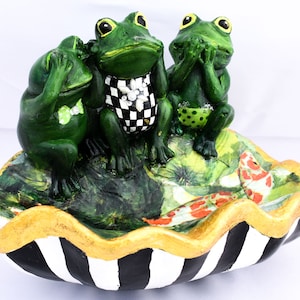 Elaborate concrete frog sculpture, bird/insect drinker decoration/soap dish in the bathroom. 3 frogs at the goldfish pond garden balcony decoration