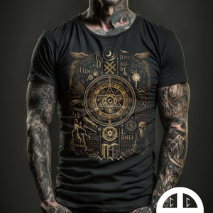 Koszulka z napisem „Zaklęcie przyciągające pieniądze” od Occult Fashion, zaczarowana okultystycznymi symbolami, runami i glifami, które przyciągają pieniądze i bogactwo do noszącego ją użytkownika