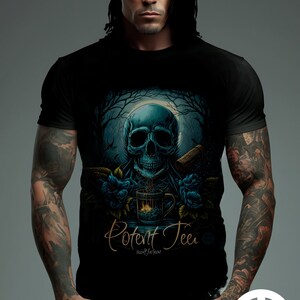 Koszulka Potent Tea zaczarowana siłą, skupieniem i jasnością przez Occult Fashion. Nasączona okultystycznymi symbolami, aby dać noszącemu dodatkową siłę.