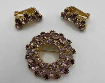 Hermoso broche y pendientes vintage redondos de diamantes de imitación en tonos lavanda y morado.