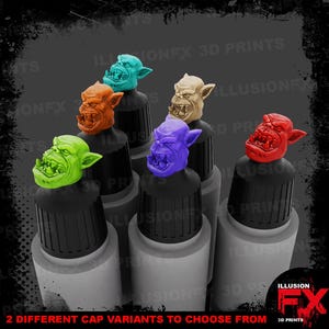 Puede incluir: Seis cabezas de orco en miniatura en verde brillante, naranja, cerceta, beige, morado y rojo, cada una montada sobre una tapa de frasco cuentagotas negra. Las cabezas presentan expresiones faciales detalladas con dientes y orejas puntiagudas.