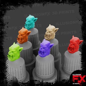Könnte beinhalten: Ein Set aus drei Keramikbechern mit einer gesprenkelten, cremefarbenen Glasur. Jeder Becher hat ein anderes handgemaltes Design: ein blaues und grünes Blatt, eine gelbe Blume und eine rote Beere. Die Becher haben ein schlichtes, modernes Design.