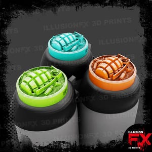 Puede incluir: Tres recipientes cilíndricos con bases negras y tapas de colores, cada uno coronado con un modelo de granada impreso en 3D. Las tapas son de color verde claro, turquesa y naranja, a juego con las granadas. El texto ILLUSIONFX 3D PRINTS aparece al fondo.