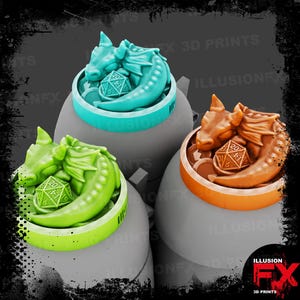Könnte beinhalten: Drei runde Behälter mit skulptierten schlafenden Drachen, die sich um zwanzigseitige Würfel und Münzen winden. Die Deckel sind in Türkis, Limettengrün und Orange gehalten und zeigen jeweils eine detaillierte Drachenfigur auf einem Schatz.
