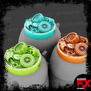 Puede incluir: Tres recipientes circulares en color verde azulado, verde lima y naranja, cada uno con una colección de piezas de automóvil en miniatura impresas en 3D, incluyendo neumáticos, ruedas y pistones. El texto ILLUSION FX 3D PRINTS es visible.