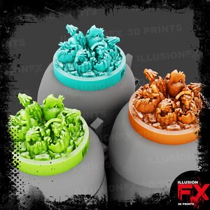 Puede incluir: Tres bases circulares impresas en 3D para miniaturas con grupos de pequeños huevos de criaturas texturizados. Una base es de color verde azulado, otra verde lima brillante y otra marrón. Cada base tiene un borde liso y una superficie detallada.