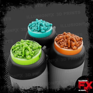 Puede incluir: Tres recipientes cilíndricos con tapas negras, cada uno coronado con una pieza impresa en 3D que muestra un montón de figuras humanas en miniatura. Las piezas son de color verde azulado, verde lima y naranja. El texto ILLUSIONFX 3D PRINTS es visible.