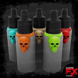 Puede incluir: Cinco botellas cilíndricas grises con tapones cuentagotas negros, cada una con una calavera de color en turquesa, naranja, beige, verde lima y rojo. Las botellas están dispuestas en grupo sobre un fondo oscuro.