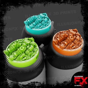 Puede incluir: Tres bases circulares en miniatura con una figura robótica caída sobre un terreno texturizado. Una base es verde azulado, otra verde lima y otra naranja. Cada base está montada sobre un soporte cilíndrico negro. Texto ILLUSIONFX 3D PRINTS visible.