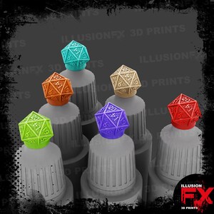 Può includere: Un set di sei dadi a venti facce in verde acqua, arancione, verde lime, beige, viola e rosso, ciascuno montato su una base cilindrica grigia. I dadi presentano numeri in rilievo e facce geometriche. Il testo ILLUSIONFX 3D PRINTS è visibile.