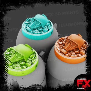 Peut inclure: Trois socles circulaires imprimés en 3D représentant un soldat portant un masque à gaz et un casque émergeant de décombres. Les socles sont de couleur cyan vif, vert citron et orange, chacun posé sur un support cylindrique gris et lisse.