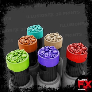Könnte beinhalten: Eine Auswahl an 3D-gedruckten Flaschenverschlüssen, die jeweils mit einer Ansammlung kleiner Schädel in verschiedenen Farben versehen sind. Die Verschlüsse sind in Rot, Lila, Grün, Orange, Türkis und Beige gehalten. Der Text "ILLUSION FX 3D PRINTS" ist sichtbar.