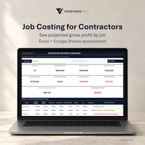Op de afbeelding: Een laptopscherm met het Vigor Wave Pro Contractor Job Profit Dashboard. De interface toont financiële gegevens, waaronder kostencalculaties, verwachte brutowinst en tabellen met de status van verschillende projecten.