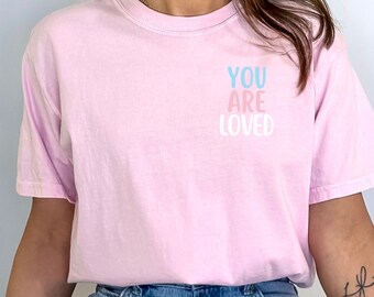 Koszulka "You Are Loved Trans Pride" w wygodnych kolorach, słodka koszulka LGBTQ, prezent dla dzieci transpłciowych, flaga dumy, koszulka dla transseksualistów, sojusznik praw transseksualnych