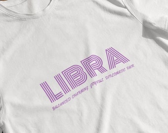 Può includere: Maglietta bianca con testo viola che dice "LIBRA Balanced charming gentle diplomatic rare"