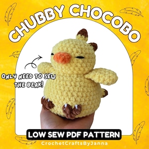 Puede incluir: Un peluche "Chubby Chocobo" amarillo tejido a ganchillo, con pico naranja y detalles marrones. El texto "Only need to sew the beak!" es visible. La imagen está sobre un fondo amarillo con ilustraciones de plumas. "Low Sew PDF Pattern" también es visible.