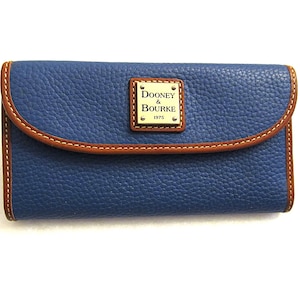 Cartera de mano Continental de cuero genuino granulado azul de Dooney Bourke con logotipo de diseñador dorado, áreas para identificación, chequera, tarjetas y monedero con cremallera