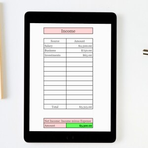 K&ouml;nnte beinhalten: Ein schwarzes Tablet zeigt eine Einkommensaufstellung. Das Dokument listet Einnahmequellen wie Gehalt, Gesch&auml;ft und Investitionen auf, mit einem Gesamtbetrag von 3.315,00 &euro;. Das Nettoeinkommen betr&auml;gt 3.300,00 &euro;. Ein Bleistift und eine B&uuml;roklammer sind sichtbar.