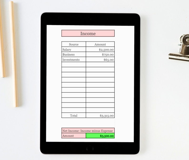 K&ouml;nnte beinhalten: Ein schwarzes Tablet zeigt eine Einkommensaufstellung. Das Dokument listet Einnahmequellen wie Gehalt, Gesch&auml;ft und Investitionen auf, mit einem Gesamtbetrag von 3.315,00 &euro;. Das Nettoeinkommen betr&auml;gt 3.300,00 &euro;. Ein Bleistift und eine B&uuml;roklammer sind sichtbar.
