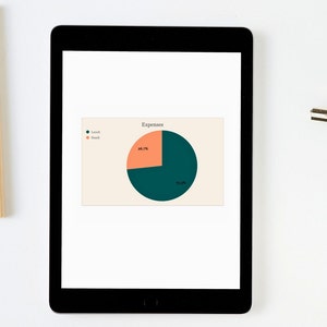Puede incluir: Una tableta negra muestra un gr&aacute;fico circular etiquetado como "Expenses". El gr&aacute;fico detalla los gastos en "Lunch" y "Steak". "Lunch" es verde azulado, "Steak" es naranja. Tambi&eacute;n se ven dos l&aacute;pices y un clip.