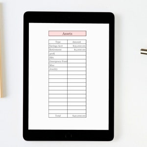 Puede incluir: Una tableta negra muestra una hoja de seguimiento de activos financieros. La hoja est&aacute; organizada en formato de tabla, con columnas para 'Tipo' e 'Importe'. El total de activos es de 36.800 &euro;. La tableta est&aacute; sobre una superficie blanca.
