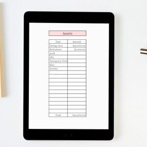 Puede incluir: Una tableta digital que muestra una hoja de c&aacute;lculo con el t&iacute;tulo "Activos". La hoja de c&aacute;lculo enumera diferentes tipos de activos, como cuentas de ahorro, fondos de jubilaci&oacute;n y joyas, con las cantidades correspondientes. La cantidad total es de 40.000,00 &euro;.