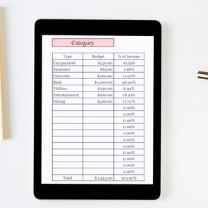 Puede incluir: Una tableta digital que muestra una hoja de c&aacute;lculo de presupuesto con categor&iacute;as, cantidades de presupuesto y porcentajes de ingresos. Las categor&iacute;as incluyen pago del autom&oacute;vil, seguro, comestibles, alquiler, servicios p&uacute;blicos, entretenimiento y cenas. El presupuesto total es de 3.445,00 &euro; y el porcentaje total de ingresos es del 103,92%.