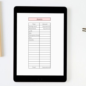 K&ouml;nnte beinhalten: Ein digitales Tablet zeigt ein Finanzanlagen-Tracking-Sheet. Das Sheet enth&auml;lt Kategorien wie Savings Acct, Retirement und IRA, mit einem Gesamtverm&ouml;genswert von 36.000 &euro;. Das Tablet liegt auf einer wei&szlig;en Oberfl&auml;che, mit einer silbernen Klammer und Bleistiften in der N&auml;he.