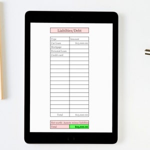 K&ouml;nnte beinhalten: Ein schwarzes Tablet zeigt ein Arbeitsblatt zu Verbindlichkeiten/Schulden. Das Arbeitsblatt enth&auml;lt Kategorien f&uuml;r Autokredite, Hypotheken und Privatkredite mit einer Gesamtschuld von 15.000 &euro;. Das Nettoverm&ouml;gen betr&auml;gt 25.000 &euro;.
