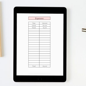 Puede incluir: Una tableta negra muestra un rastreador de gastos con un encabezado rosa que dice "Gastos". La tabla enumera "Almuerzo" a 11,00 &euro; y "Merienda" a 4,00 &euro;, con un total de 15,00 &euro;. Tambi&eacute;n se ven dos l&aacute;pices y un clip plateado.