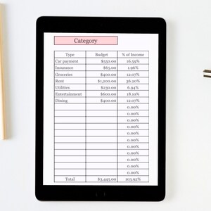 Puede incluir: Una tableta negra muestra una hoja de c&aacute;lculo de presupuesto con categor&iacute;as como pago de coche, seguro y comestibles. La hoja de c&aacute;lculo incluye los importes del presupuesto y los porcentajes de ingresos. La tableta est&aacute; sobre una superficie blanca.