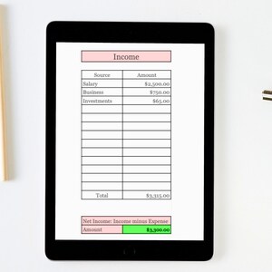 Puede incluir: Una tableta negra muestra un estado de ingresos financieros. La tabla muestra fuentes de ingresos como salario, negocio e inversiones, con las cantidades correspondientes. El ingreso total es de 3.315,00 &euro;, y el ingreso neto es de 3.300,00 &euro;. El texto es negro sobre fondo blanco.