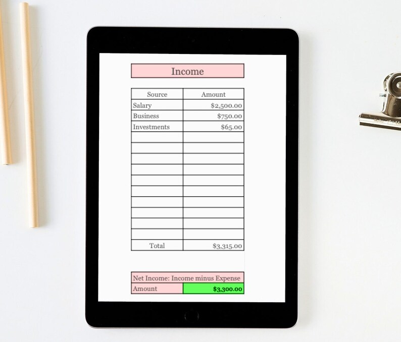 Puede incluir: Una tableta negra muestra un estado de ingresos financieros. La tabla muestra fuentes de ingresos como salario, negocio e inversiones, con las cantidades correspondientes. El ingreso total es de 3.315,00 &euro;, y el ingreso neto es de 3.300,00 &euro;. El texto es negro sobre fondo blanco.