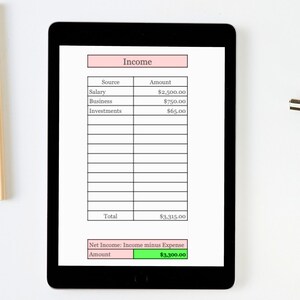 Puede incluir: Una tableta digital que muestra una hoja de c&aacute;lculo de presupuesto con el t&iacute;tulo "Ingresos". La hoja de c&aacute;lculo enumera las fuentes de ingresos como el salario, el negocio y las inversiones, con las cantidades correspondientes en euros. El ingreso total es de 3.315,00 &euro; y el ingreso neto es de 3.300,00 &euro;.