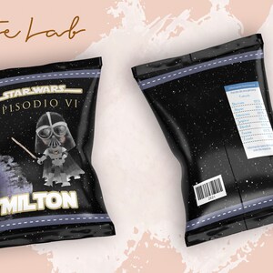 Könnte beinhalten: Schwarzer Snackbeutel mit einem Cartoon von Darth Vader mit einem Lichtschwert, dem Todesstern und dem Text "STAR WARS EPISODIO VI" und "MILTON". Der Beutel hat einen Sternenhintergrund und einen blauen Rand.