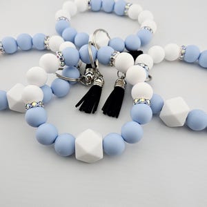 Llavero de pulsera inspirado en azul claro y blanco / Elegantes pulseras de silicona / Llavero de silicona / Llavero de pulsera con cuentas / Llavero bohemio