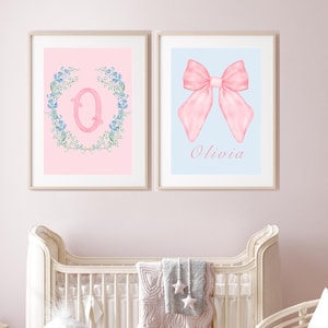 Gepersonaliseerde kinderkamerdecoratie meisjesnaam afdrukken initiaal kunst aan de muur strik muur kunst babymeisje kamer aangepaste naambord afdrukbare naam kunst pastel decor