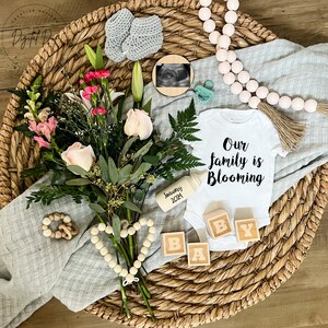 Florale Schwangerschaftsankündigung, digitale Babyankündigung, Sommer-Babyankündigung, „Unsere Familie blüht“-Babythema, Social-Media-Baby