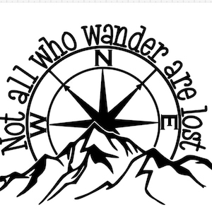 Può includere: Grafica in bianco e nero di una rosa dei venti con la scritta "Not all who wander are lost". Sotto la bussola c'è la silhouette di una catena montuosa. Il design è adatto agli appassionati di outdoor.