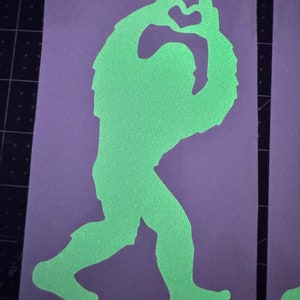 Herz-Hände Sasquatch Glow-in-the-Dark Aufkleber, Bigfoot Aufkleber, Laptop Aufkleber, Wasserflasche Aufkleber, lustiger Aufkleber