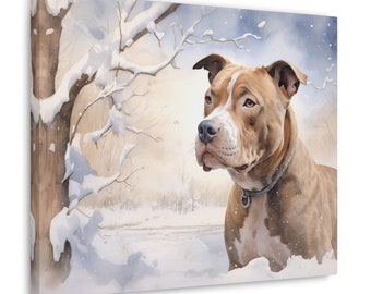 Puede incluir: Un perro pit bull terrier marrón y blanco se encuentra en un paisaje invernal nevado. El perro mira hacia la derecha de la imagen, con una rama de árbol cubierta de nieve en el fondo.