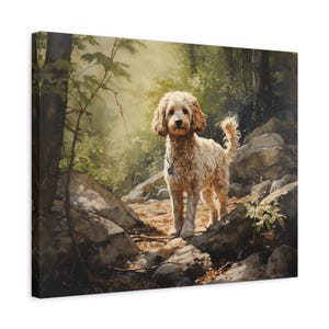 Könnte beinhalten: Leinwanddruck eines Golden Doodle-Hundes auf einem felsigen Pfad in einem Wald. Der Hund hat lockiges Fell und trägt ein Halsband. Der Hintergrund zeigt Bäume, Felsen und Sonnenlicht.