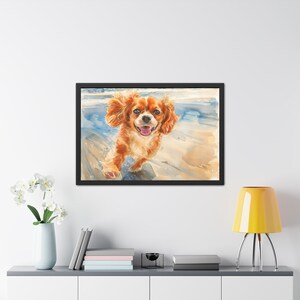 Könnte beinhalten: Ein Aquarellbild eines braunen und weißen Hundes, der an einem Strand rennt. Der Hund schaut in die Kamera und hat die Zunge herausgestreckt. Der Hintergrund ist ein blauer und weißer Aquarell-Wasch.