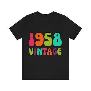 Camiseta de aniversário de 1958 Hippy Colors - Criança dos anos 1960 - Ano de nascimento 1958 - Camiseta nascida em 1958 - Texto multicolorido, várias cores de camisa