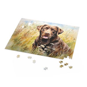 Könnte beinhalten: Ein Schokoladen-Labrador Retriever sitzt in einem Feld mit hohem Gras und Wildblumen. Der Hund schaut direkt in die Kamera, die Zunge hängt heraus. Der Hintergrund ist ein Aquarellbild eines Feldes mit blauem Himmel.