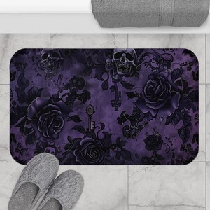 Paarse gotische badmat - antislip badmat met paars gotisch ontwerp met zwarte rozen, vintage sleutels en schimmige schedels - gedrukt in de VS
