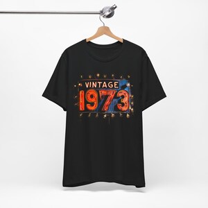 Vintage 1973 verjaardag T-shirt - 51e verjaardag T-shirt met "VINTAGE 1973" tekst omgeven door gloeilampen, perfect cadeau voor degenen die geboren zijn in 1973