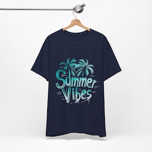 Summer Vibes-T-shirt heren - Surfing-T-shirt voor heren met slogan 'Summer Vibes' - Graphic T-shirt Surfboard and Palms voor heren - Turquoise graphic