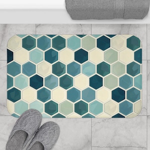Könnte beinhalten: Eine blaue und weiße Badematte mit einem geometrischen Wabenmuster. Die Matte besteht aus einem weichen, saugfähigen Material und ist perfekt, um jedem Badezimmer einen Hauch von Stil zu verleihen.
