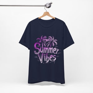 Men&#39;s Summer Vibes T-Shirt - Men&#39;s Surfing Tshirt with slogan &quot;Summer Vibes&quot; - Surfboard and Palms Graphic Tee for Men - Pink Graphic